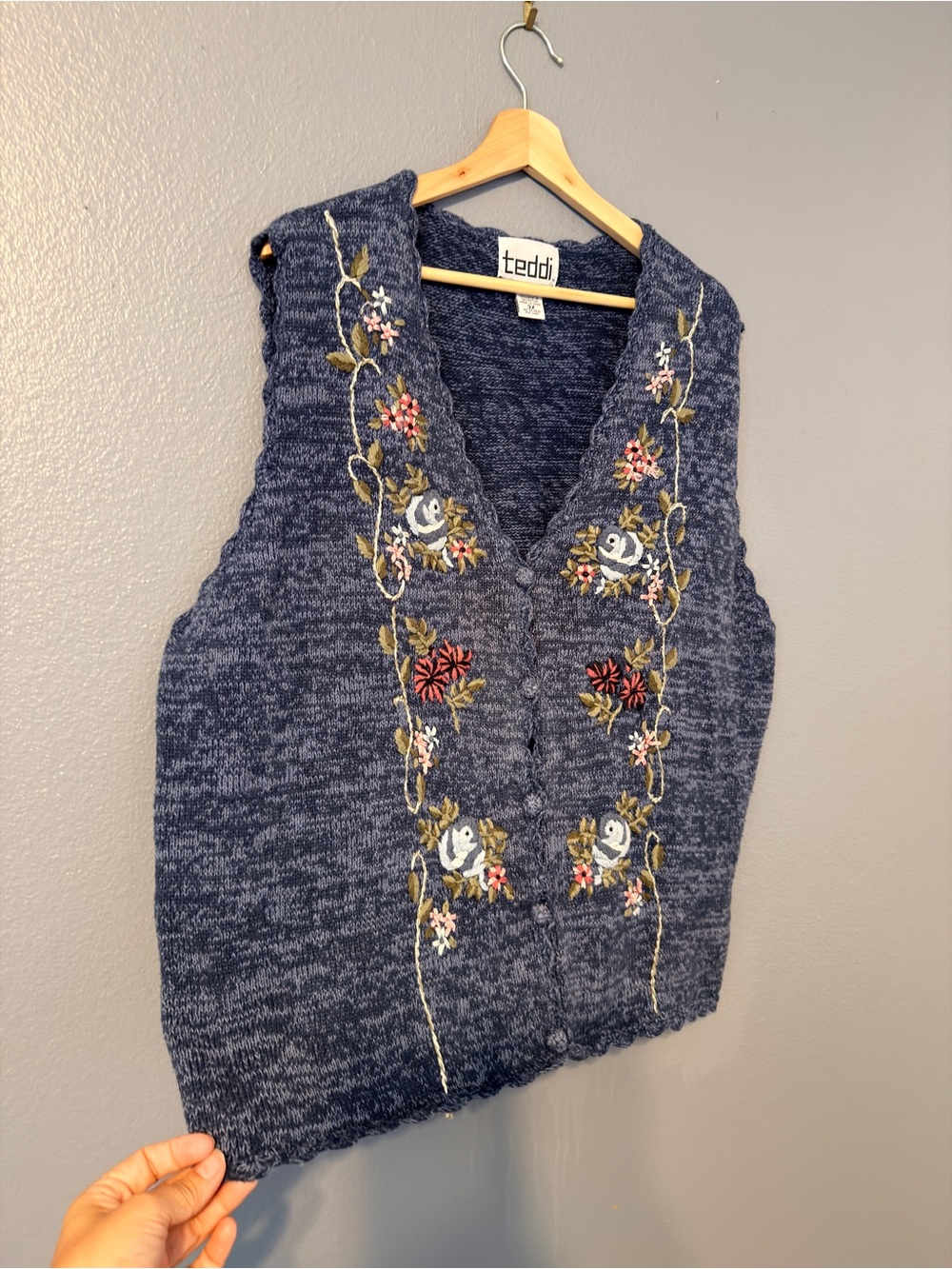 VTG Teddi Navy Blue Embroidered V-Neck Knit Rami Cotton Vest 3x